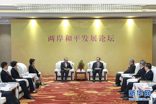 11月2日，中共中央政治局常委、全國(guó)政協(xié)主席俞正聲在北京會(huì)見(jiàn)兩岸和平發(fā)展論壇部分代表和主辦單位負(fù)責(zé)人。 新華社記者龐興雷攝