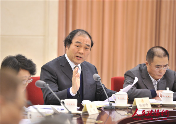 姚樹坤委員（中）在雙周協(xié)商座談會上發(fā)言。