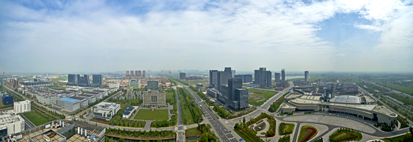 五、近年來，泰州市聚焦產(chǎn)業(yè)制高點(diǎn)，生物醫(yī)藥產(chǎn)業(yè)取得長足進(jìn)步。圖為中國醫(yī)藥城一角。攝影顧祥忠