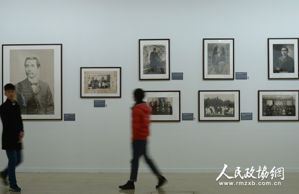 11月9日，觀眾在參觀“天下為公大道行——紀(jì)念孫中山誕辰150周年大型館藏文物展”。文物展于11月8日在中國國家博物館開幕。通過展出的326件館藏文物和珍貴歷史照片，見證了孫中山先生為民族獨(dú)立、社會(huì)進(jìn)步、人民幸福而披荊斬棘、奮斗不息的歷程。本報(bào)記者 齊波 攝