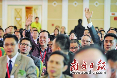 自由發(fā)言時間，政協(xié)委員爭先舉手“求發(fā)言”。