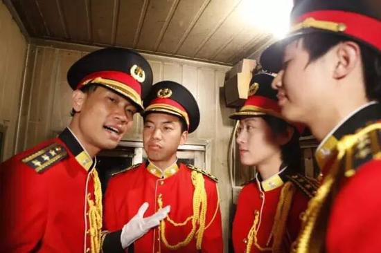 　　胡向前，《勞動之歌 I 晚間》（The Labor Song I Night，2016）。圖片：Courtesy Shanghai Biennale