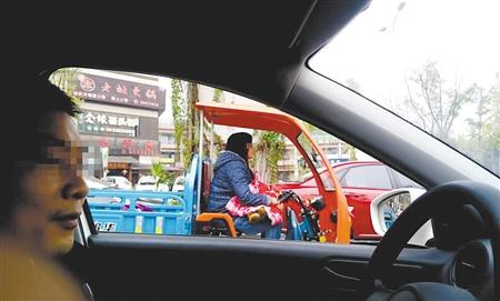 少婦一手抱娃一手開三輪車 被攔下時(shí)一臉茫然