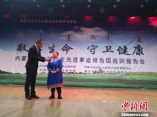 圖為哈申通拉嘎在報告會現(xiàn)場接受采訪?！⊥跞鸱?攝