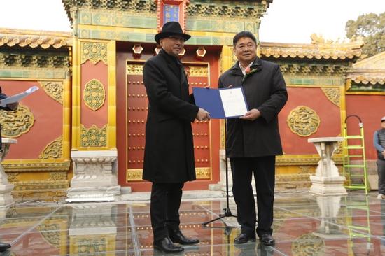故宮博物院院長(zhǎng)單霽翔向李象群頒發(fā)捐贈(zèng)證書(shū)