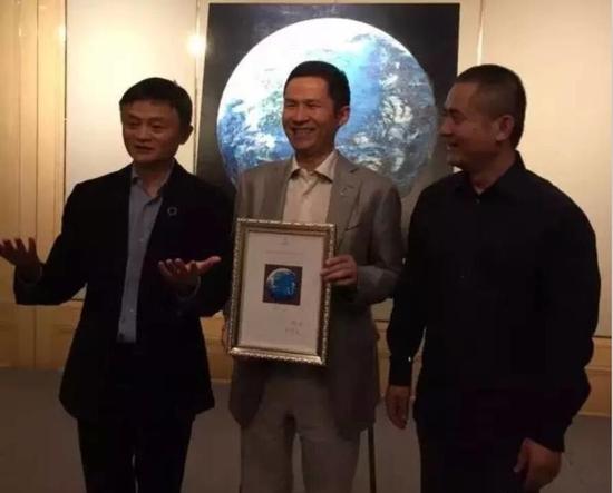 馬云、錢峰雷和曾梵志在《藍色地球》拍賣現(xiàn)場