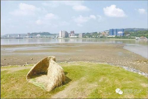 臺北市政府邀請意大利藝術(shù)家來臺參與“關(guān)渡國際自然裝置藝術(shù)季”，和社子島居民一起創(chuàng)作《萬物皆流轉(zhuǎn)》，卻最終遭遇臺風(fēng)“杜鵑”，被臺北市水利處當(dāng)成垃圾鏟平。