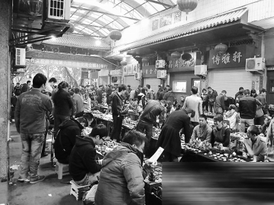 隨著壽山石市場(chǎng)進(jìn)入低谷，周末地?cái)偵弦酝欠N摩肩接踵的盛況也很少看到了