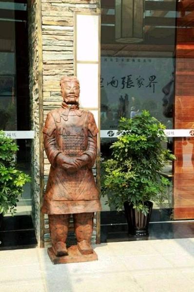 守護(hù)秦始皇的戰(zhàn)士一定武功蓋世，所以請兩位來看門，好像沒什么不對的啊?？纯茨俏毁父珀柟饷髅牡挠e表情和手勢，轉(zhuǎn)業(yè)以后干的很開心呢。