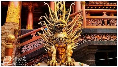 在這款充滿武俠網(wǎng)游既視感的雕梁畫棟豪華宮殿前中，配上這么一只黃金鎮(zhèn)墓獸，這種場景讓人看起來真是特別的魔幻呢，讓人忍不住想組個團(tuán)進(jìn)去刷一刷《暗黑破壞神》的大boss迪亞波羅！
