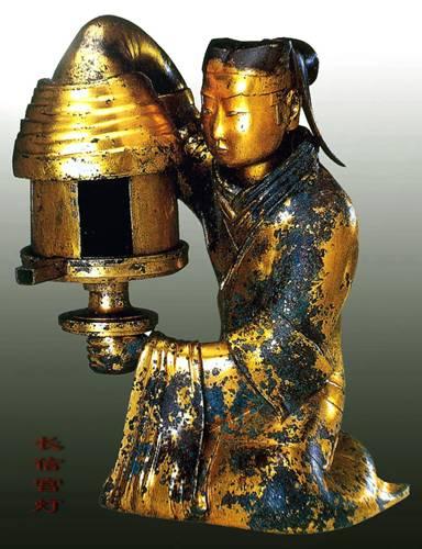 長信宮燈是漢代中山靖王劉勝妻竇綰墓中出土的鎏金青銅器，這是一款燈具。