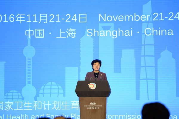 三、國家衛(wèi)生計生委主任李斌在開幕論壇上做了題為《建設健康中國，增進人民福祉》的主旨發(fā)言。趙安平  攝影