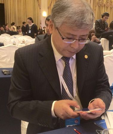 應(yīng)邀出席第九屆全球健康大會之“市長論壇”的寧夏回族自治區(qū)銀川市市委常委、副市長畢俊生在會上認(rèn)真記錄。     梓涵    攝