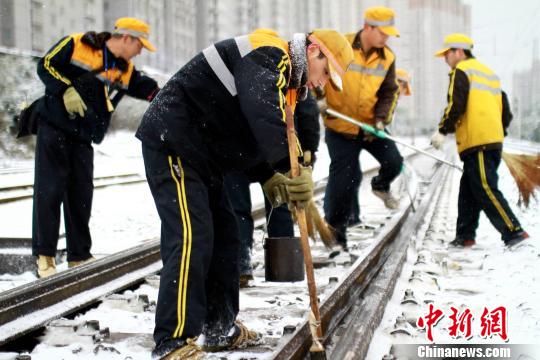 為確保隴海線客運安全暢通西安西站全力進(jìn)行鐵軌防凍除雪工作?！＄姾擦帧z
