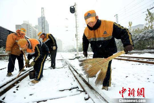 為確保隴海線客運安全暢通西安西站全力進(jìn)行鐵軌防凍除雪工作?！＄姾擦帧z