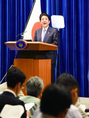 8月14日，日本首相安倍晉三向記者說明戰(zhàn)后70周年談話的內(nèi)容與意義。新華/法新