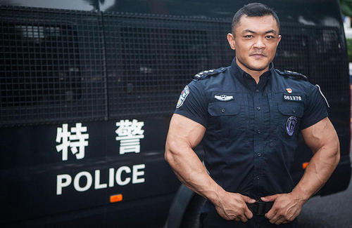后來曲祖毅參加健美大賽，也練就了一身異于常人的肌肉。他提倡的健身也帶動了在南山機訓(xùn)大隊的同事們。圖為曲祖毅。 - 副本