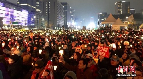 11月26日，韓國爆發(fā)“親信干政”事件后第五輪大規(guī)模集會。首爾示威人群一度游行至距離青瓦臺僅200米左右的街道，要求總統(tǒng)樸槿惠辭職對該事件負責。