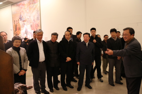 11月20日領(lǐng)導(dǎo)及嘉賓參觀“中華史詩(shī)美術(shù)大展”，馮遠(yuǎn)介紹情況。