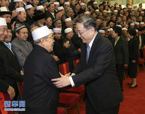 11月28日，中共中央政治局常委、全國(guó)政協(xié)主席俞正聲在北京人民大會(huì)堂會(huì)見(jiàn)中國(guó)伊斯蘭教協(xié)會(huì)新一屆領(lǐng)導(dǎo)班子成員，并與出席中國(guó)伊斯蘭教第十次全國(guó)代表會(huì)議的代表合影留念。新華社記者 龐興雷 攝