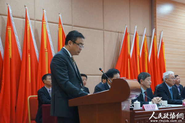 福建省政協(xié)常委、副秘書長、民盟福建省委副主委劉泓致賀詞。4_副本
