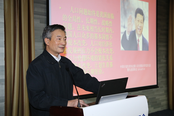 一、11月26日，全國(guó)政協(xié)副主席、民進(jìn)中央常務(wù)副主席羅富和在人口與發(fā)展高級(jí)資訊會(huì)上闡述中國(guó)轉(zhuǎn)型期人口發(fā)展戰(zhàn)略。 王克明  攝