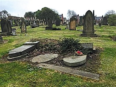 英國圣約翰墓園，已倒塌的水兵墓地。