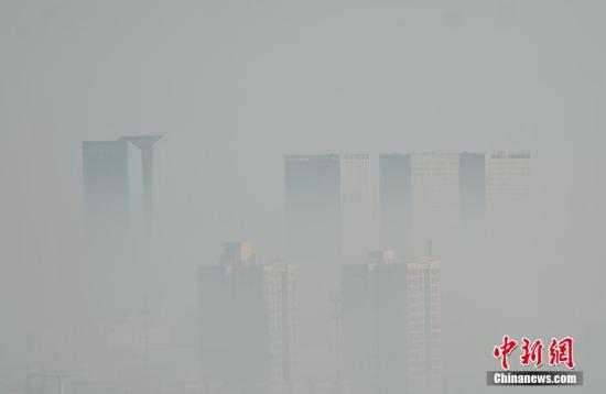 12月1日，河北省分區(qū)啟動區(qū)域紅色(Ⅰ級)應(yīng)急響應(yīng)和區(qū)域橙色(Ⅱ級)應(yīng)急響應(yīng)，這也是河北首次啟動區(qū)域紅色應(yīng)急響應(yīng)。 <a target='_blank' href='http://www.chinanews.com/'>中新社</a>記者 翟羽佳 攝