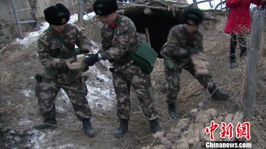 地震發(fā)生后，武警新疆總隊二支隊和昌吉支隊245名官兵協(xié)助村民對震損危房進(jìn)行清理?！⌒斐行?攝