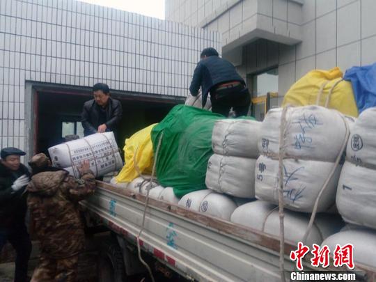 救援物資已抵達(dá)災(zāi)區(qū)?！⌒斐行?攝