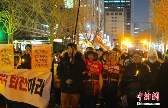 當?shù)貢r間12月10日，韓國民眾舉行“親信干政”事件后第七輪大規(guī)模集會。雖然前一日韓國國會通過總統(tǒng)彈劾案，樸槿惠已被暫?？偨y(tǒng)職權(quán)，但示威民眾仍高喊口號，要求樸槿惠立即下臺。當日也有“親樸派”市民團體舉行游行，反對彈劾案，稱“彈劾無效”。中新社記者 吳旭 攝