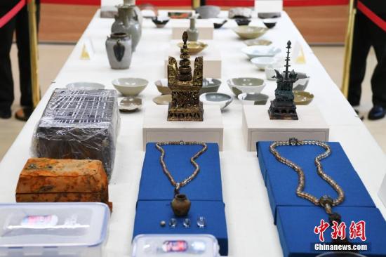 圖為隆平寺塔地宮出土的部分文物進(jìn)行集中展示。 中新社記者 張亨偉 攝