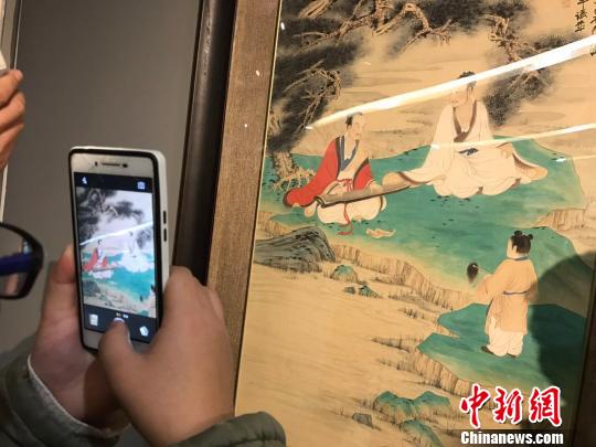 “向大師致敬——中國藝術(shù)大師精品展”10日在山西省太原美術(shù)館開展，僅三天的展覽時間吸引了眾多民眾圍觀。展覽匯集了齊白石、黃賓虹、徐悲鴻、張大千、傅抱石、劉海粟等中國二十世紀(jì)杰出藝術(shù)大師的真跡，這在中國美術(shù)展覽史上并不多見?！『　z