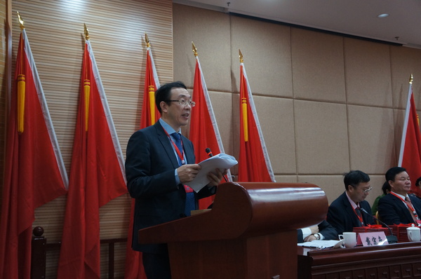 大會主席團(tuán)主席、農(nóng)工黨廈門市委主委王焱作工作報告。（記者 照寧攝）4