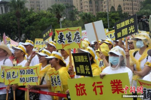 9月12日，由臺灣觀光旅游界自發(fā)組成的“百萬觀光產(chǎn)業(yè)自救會”，發(fā)動逾萬人在臺北冒雨游行，訴求“要生存、有工作，能溫飽”。這是以客為尊、與人為善的臺灣觀光業(yè)界史上首次大規(guī)模走上街頭。<a target='_blank' href='http://www.chinanews.com/'>中新社</a>記者 黃少華 攝