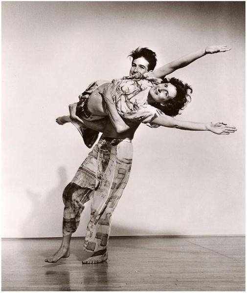 崔莎·布朗與斯蒂芬·貝托尼奧（Stephen Petronio）在《設置與重置》中，1983年。圖片來源：勞伊斯·格林菲爾德（Lois Greenfield）