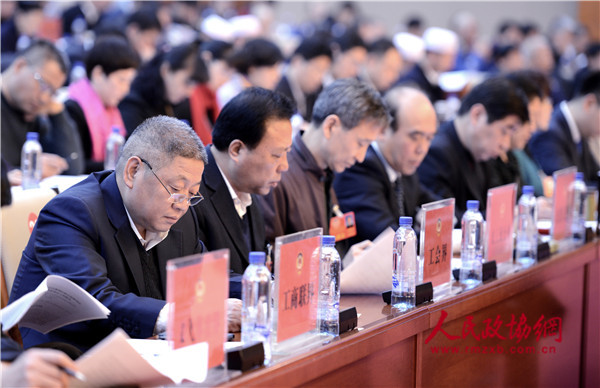 8.jpg委員們在認(rèn)真聽取和記錄報告