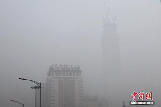 12月20日，北京CBD高樓在霧霾籠罩下若隱若現(xiàn)。<a target='_blank' href='http://www.chinanews.com/'>中新社</a>記者 富田 攝