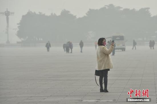 資料圖：12月20日，北京大霧、霾預(yù)警雙發(fā)，局地能見度不足50米。<a target='_blank' href='http://www.chinanews.com/' >中新網(wǎng)</a>記者 金碩 攝