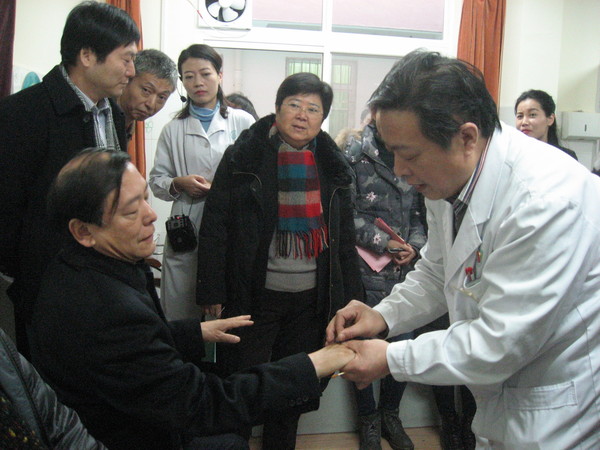 二、陜西省衛(wèi)生計生委副主任陳昭（左）于調(diào)研現(xiàn)場親身體驗(yàn)碑林區(qū)東關(guān)南街社區(qū)醫(yī)院醫(yī)生的針灸技藝。人民政協(xié)網(wǎng)記者  張春莉