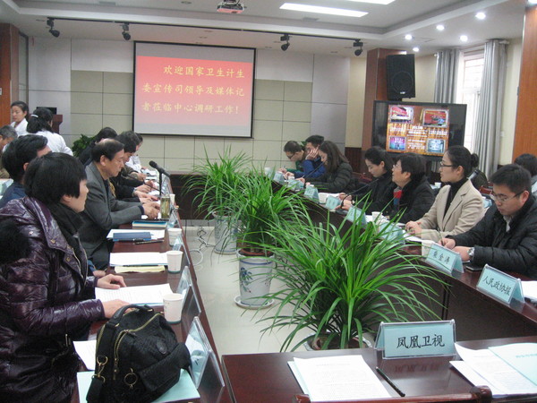 八、調(diào)研結(jié)束，陜西省和西安市衛(wèi)生計(jì)生委的有關(guān)領(lǐng)導(dǎo)接受央媒記者采訪。人民政協(xié)網(wǎng)記者  張春莉