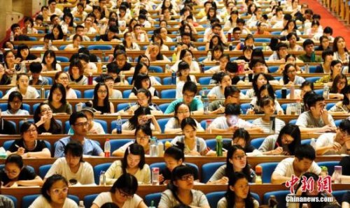 資料圖：7月19日，3000多名學(xué)子聚集濟(jì)南的山東會(huì)堂參加考研培訓(xùn)班，備戰(zhàn)考研。<a target='_blank' href='http://www.chinanews.com/'>中新社</a>記者 張勇 攝