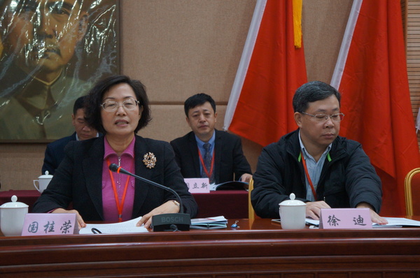大會(huì)主席團(tuán)主席、民革廈門市委主委國桂榮作工作報(bào)告。（記者 照寧攝）4