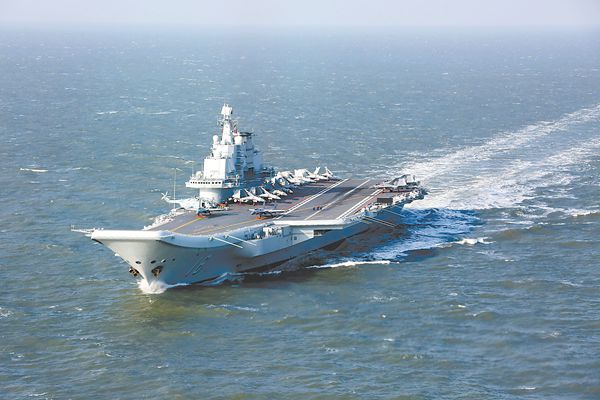 海軍遼寧艦航母編隊(duì)近日突破第一島鏈開(kāi)展遠(yuǎn)海訓(xùn)練。圖為遼寧艦正在航行。