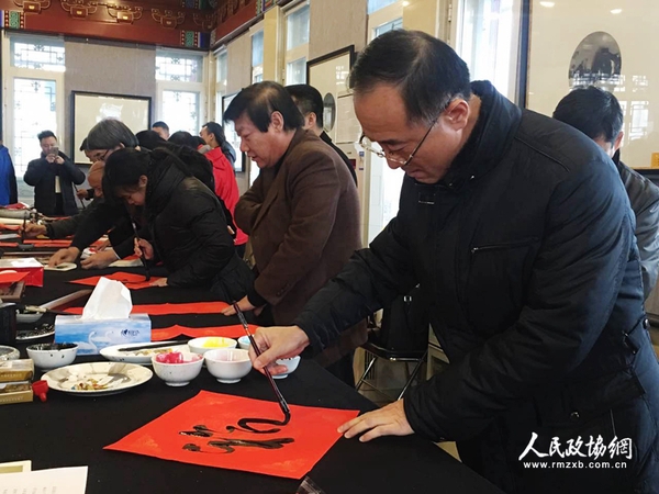 書法展現(xiàn)場，藝術(shù)家們揮毫為軍營書寫春聯(lián)。_副本