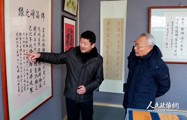 圖為中青年書法家蘇城和全國政協(xié)委員趙學(xué)敏在展覽現(xiàn)場觀看作品。_副本
