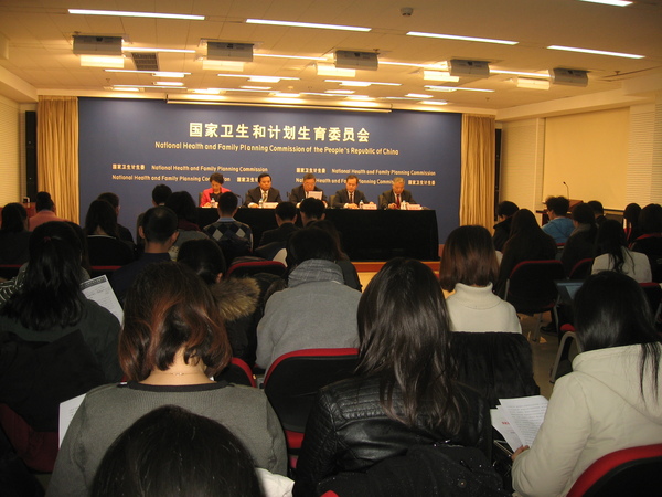 一、1月9日，國(guó)家衛(wèi)生計(jì)生委召開(kāi)新聞發(fā)布會(huì)，通報(bào)2017年重點(diǎn)工作、在公立醫(yī)療機(jī)構(gòu)藥品采購(gòu)中推行“兩票制”有關(guān)情況。人民政協(xié)網(wǎng)記者  張春莉  攝