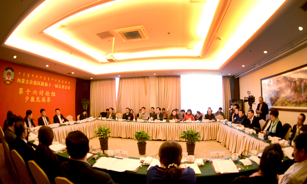 少數(shù)民族界小組討論現(xiàn)場熱烈，氣氛融洽