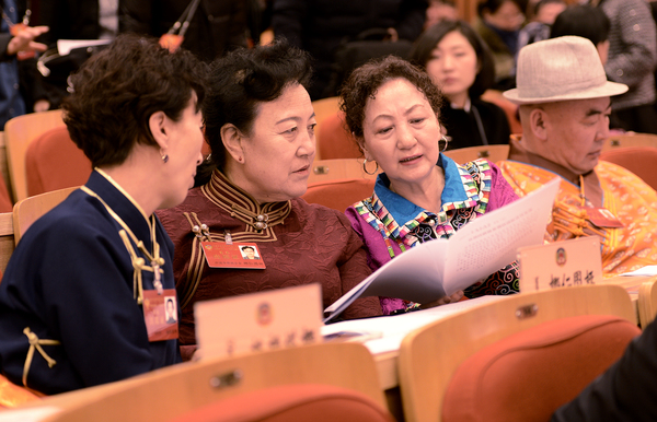 少數(shù)民族委員們在一起討論報告
