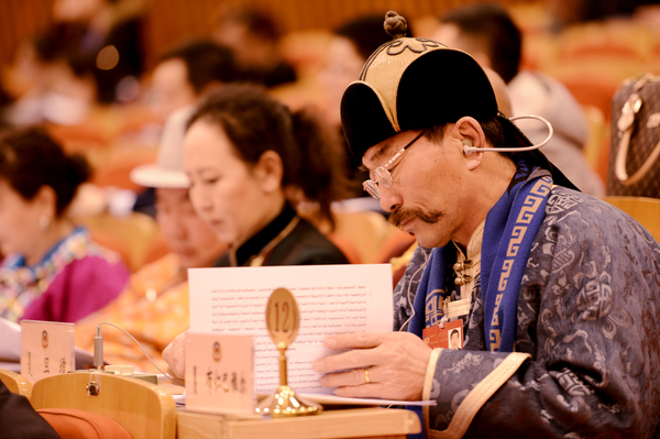 少數(shù)民族委員在會(huì)上看報(bào)告